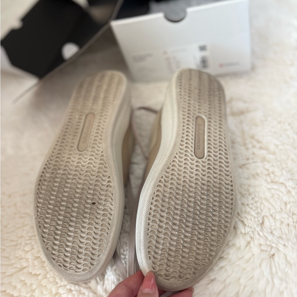 Lululemon women’s cityverse sneaker size 5 worn once, raw linen color - Picture 3 of 4